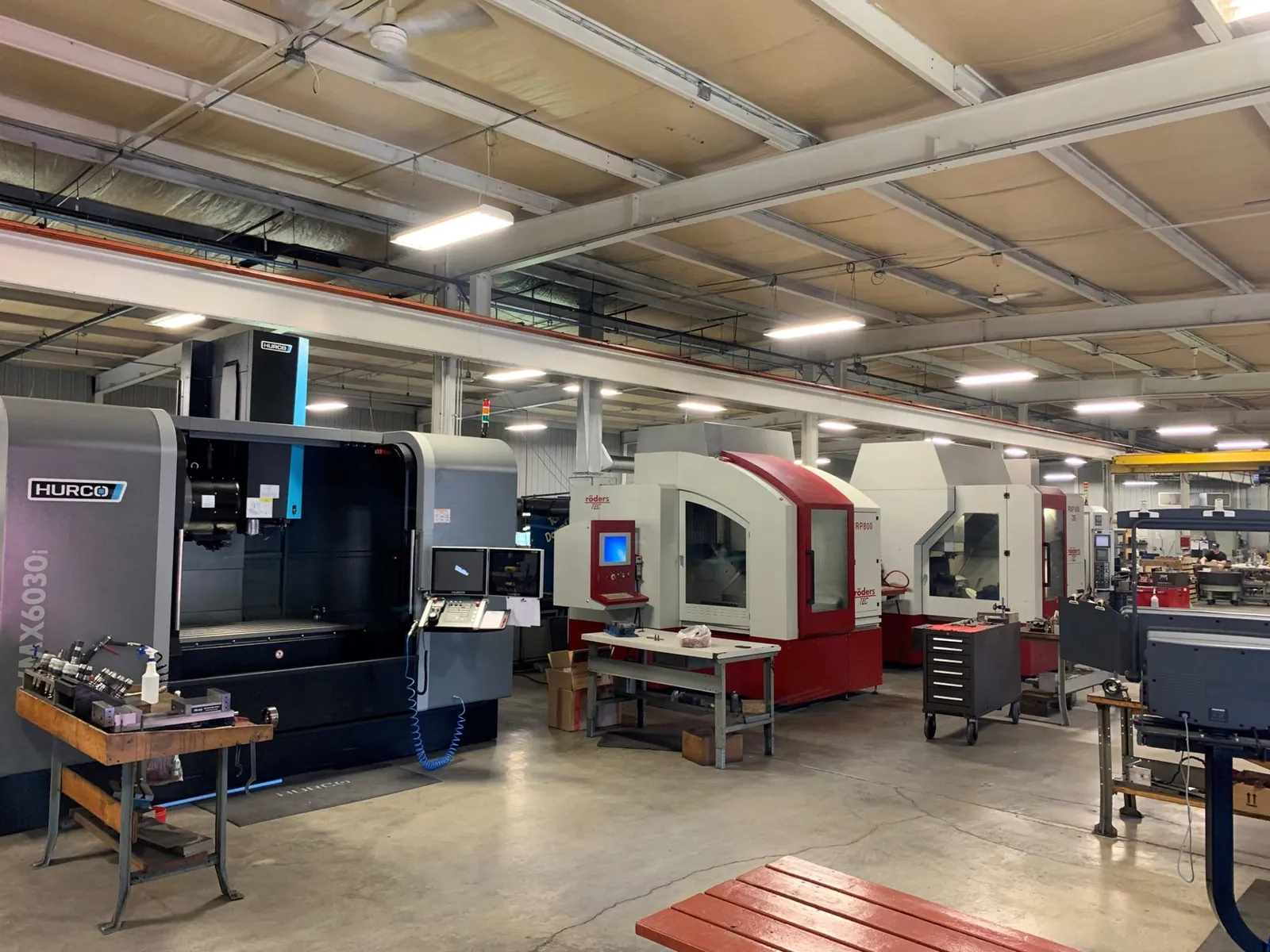 D&M Tool shop floor with Hurco and Röders Tec machining centers